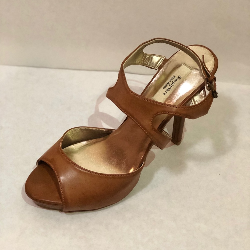 Nude Vera Wang heals